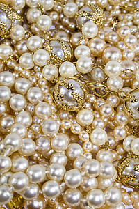 白色背景的古老古董宝石首饰吊坠手链戒指钻石项链女性魅力金子珠宝奢华图片