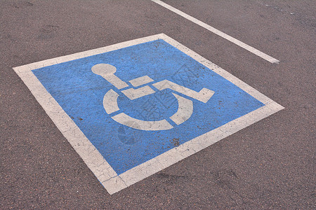 铺在沥青上的残疾人停车标志路面公园残障运输轮椅街道蓝色人士障碍图片