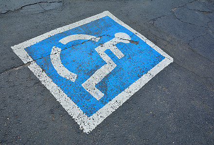 铺在沥青上的残疾人停车标志运输蓝色街道路面残障障碍轮椅公园人士图片
