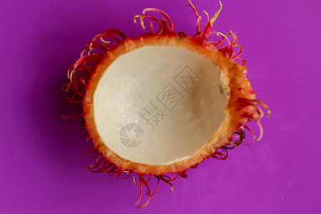 热带水果红毛丹果皮 天然新鲜成熟的去皮 尝尝甜甜的滋味 含有多种对身体有益的营养成分的健康水果 孤立在白色背景上霞石收成甜点饮食图片