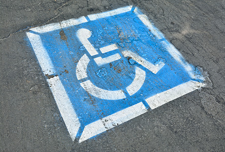 铺在沥青上的残疾人停车标志人士街道公园运输障碍路面轮椅残障蓝色图片
