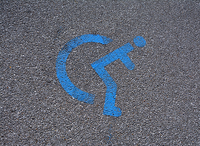 铺在沥青上的残疾人停车标志蓝色人士轮椅街道公园残障路面障碍运输图片