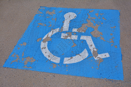 铺在沥青上的残疾人停车标志人士障碍街道残障运输轮椅路面公园蓝色图片
