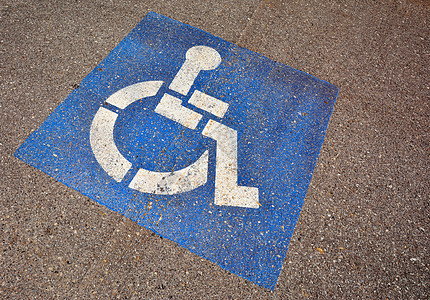 铺在沥青上的残疾人停车标志残障障碍公园路面蓝色运输轮椅街道人士图片