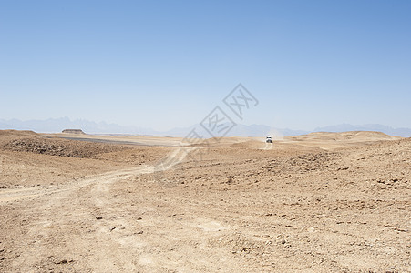 插画路乘坐空旷的沙漠景色旅行背景