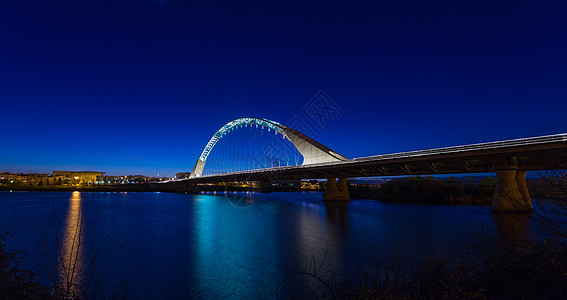 西班牙埃斯特雷马杜拉市梅里达的著名的卢西塔尼亚桥夜景图片