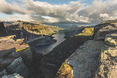特罗尔舌岩上独有的旅游者 挪威著名的自然里程碑 Wanderlust 山地日出图片