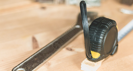 锤铁钉扳手和表架在木制摊间上工作工具木头修理工指甲成套木制品硬件桌子机械图片