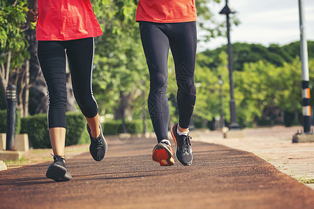 通过快乐地锻炼来照顾自己健康的夫妻双方在 t女性工作男性微笑家庭实习乐趣慢跑活动公园图片