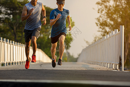 一对夫妇在日落时跑步和运动的休眠娱乐女士重量乐趣太阳慢跑者运动员慢跑速度竞赛图片