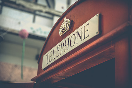 红色旧电话盒背景图片
