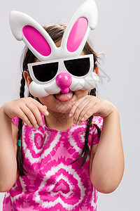 带兔子面具的孩子背景 / 带兔子面具的孩子 / 孩子图片