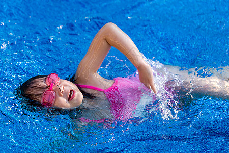 孩子在游泳池里游泳游泳者运动闲暇女孩锻炼水池娱乐活动背景图片