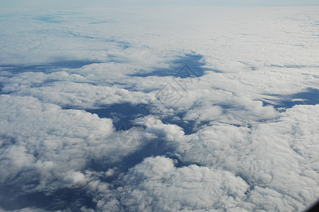 云的鸟瞰图市中心窗户池塘航班蓝色旅行交通薄雾航空航拍图片