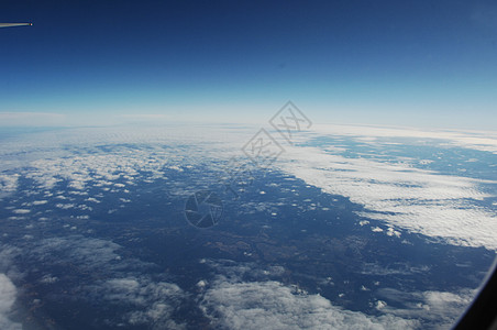 云的鸟瞰图航空池塘蓝色旅行航班窗户薄雾市中心交通航拍图片