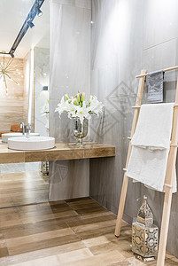 现代宽敞的洗手间 有明亮的瓷砖 有马桶和水槽建筑装饰公寓木头房间家具建筑学毛巾玻璃地面图片