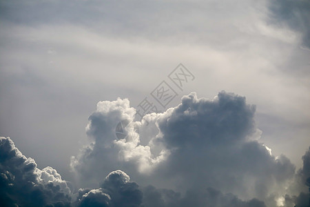 灰色天空黑云中的月光阴云气候雷雨风暴季节飓风场景戏剧性气象天气云景图片