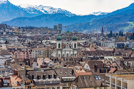 瑞士卢塞恩市旧城 木制教堂桥 鲁斯河和瑞士城墙Lucerne湖的红砖屋顶空中观察图片