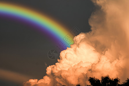 雨后彩虹在天空中出现 日落时天又回来季节天气雷雨假期环境地平线美丽森林海浪阳光图片