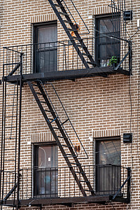 纽约市配有消防楼梯的砖瓦建筑住宅窗户脚步建筑学单位住房金属旅行房子火灾图片