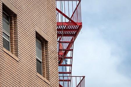 纽约市配有消防楼梯的砖瓦建筑住宅建筑学安全逃生街道梯子历史性公寓情况金属图片