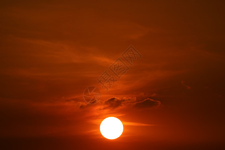暗红橙色天空的日落 回到太空中柔软的夜云太阳地平线海洋墙纸蓝色戏剧性钓鱼阳光反射橙子图片