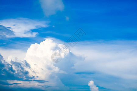 夏日的白云在海洋上清澈的蓝天环境热带气象天空阳光天气自由臭氧地平线天际图片