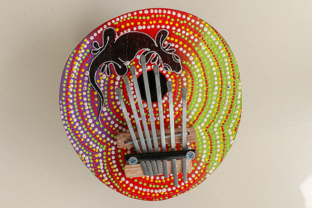 传统乐器卡林巴 配有 紧贴椰子贝壳制成的卡林巴 手动钢琴和银色木偶的细节仪器钥匙民间工艺金属拇指木板节奏指甲音乐图片