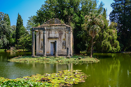 Caserta皇宫的英式花园图片