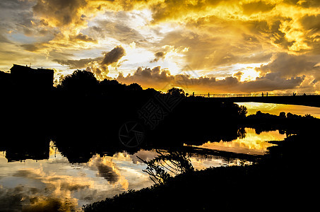 意大利佛罗伦萨的亚诺河上 满是乌云的美丽黄色日落图片