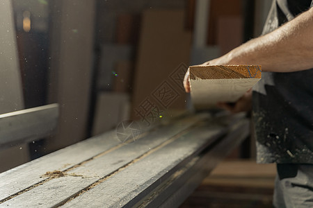 一个男人在圆形上砍木头 锯着一只木偶木制品木板圆圈安全木匠男性机器房子成人刀刃图片