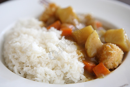 整只鸡日本咖哩 牛肉咖喱和大米土豆树叶午餐香料草本植物盘子桌子猪肉美食餐厅背景