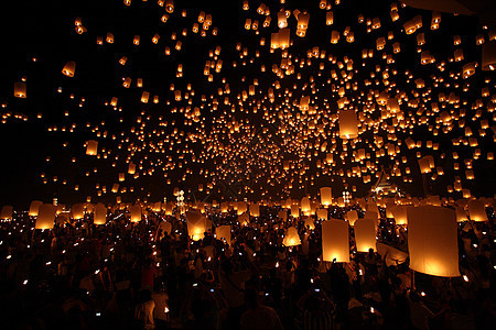 晚上泰国传统新年气球灯笼公园庆典宗教游客火焰节日星星天空旅行文化图片