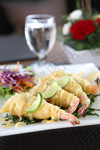 薯虾加柠檬酱对虾尾巴用餐涂层小吃午餐油炸贝类面包屑海鲜图片