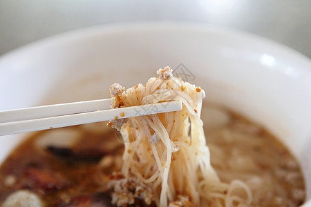 热辣的泰国面条汤食物饮食美食午餐餐厅洋葱营养蔬菜盘子筷子图片