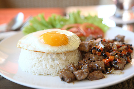 烤牛肉加黑胡椒和炒饭煎蛋鱼片营养胡椒餐厅蔬菜牛扒香料火焰炙烤美食图片