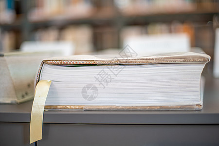 公共图书馆的书架上藏着书籍 可以出租和学习艺术桌子知识科学智慧木头数据历史教育法律图片