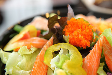 海食沙拉和日本酱盘子餐厅黄瓜美食食物鱿鱼蔬菜贝类午餐饮食图片