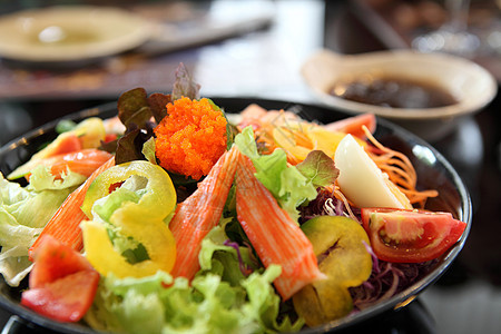 海食沙拉和日本酱柠檬食物盘子餐厅美食宏观午餐鱿鱼蔬菜小吃图片