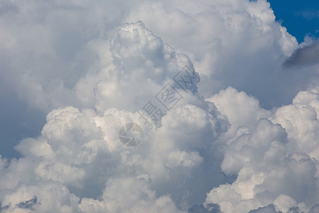 蓝色天空背景的白毛乌云气氛多云气候失效运动时间云景白色飞行天堂图片