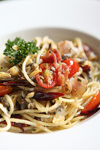 配有培根和贝贝类的意大利面条食谱草本植物传统海鲜盘子烹饪情调餐厅食物饮食图片