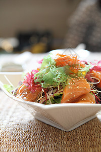 三文鱼沙拉美食盘子蔬菜胡椒餐厅沙拉熏制宏观草药草本植物图片