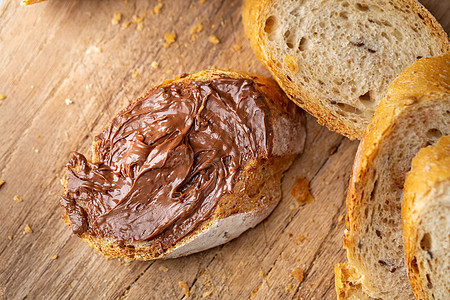 新鲜自制的菜式法国巴格特面包 加了巧克力粉厨房面包师营养食物包子午餐面团白色棕色小麦背景图片