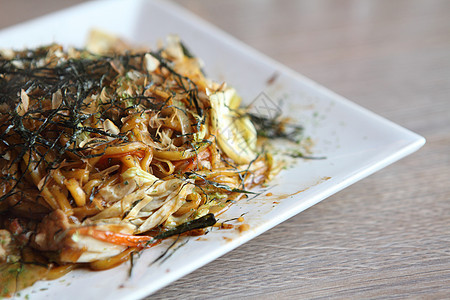 日本料理 炒面 Yakisoba用餐筷子章鱼海苔油炸蔬菜午餐绿茶美食木头图片