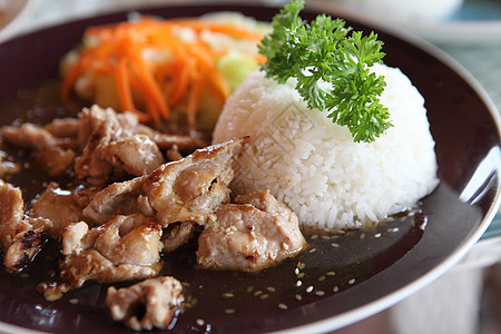 炒猪肉加大米饭油炸健康餐厅美食白色蔬菜食物午餐胡椒肉片图片