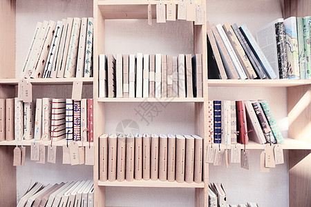 带嘘声的木架子图书墙纸白色艺术店铺书柜家具贮存图书馆插图图片