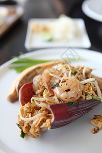 泰国食用泥薯炸面条和虾服务街道花生午餐国王面条豆芽软垫盘子美食图片