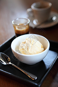 冰淇淋咖啡咖啡加冰淇淋香草奶油杯子饮料咖啡店桌子美食甜点陶瓷木头背景