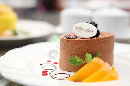 白色背景中孤立的花边蛋糕巧克力生日水果庆典糕点服务烹饪派对筹码面包图片
