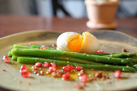 带有浸卵蛋的麻瓜午餐绿色饮食蔬菜白色食物蛋黄小吃美食胡椒图片